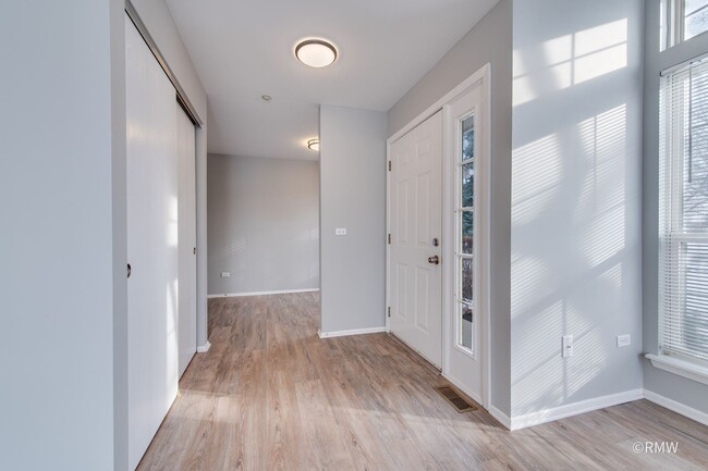 Building Photo - 460 Mayflower Ln