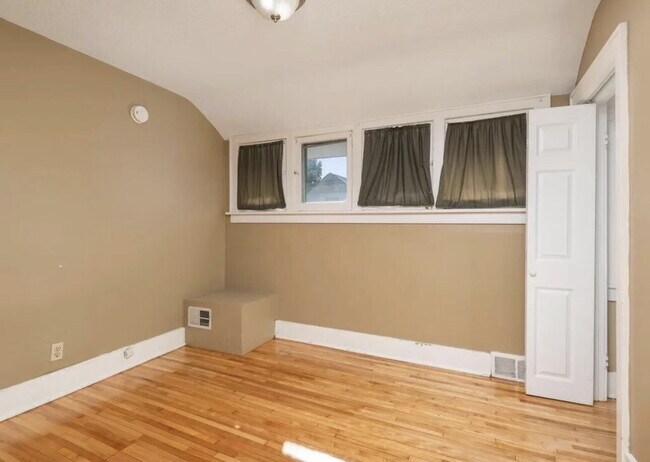Building Photo - Charming 4-Bed Home with Gleaming Hardwood Floors & 2 Full Baths in Minneapolis!