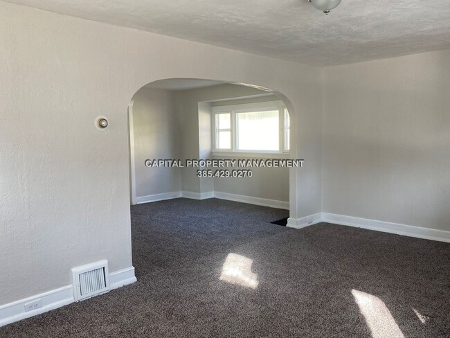 Building Photo - Recently Remodeled 2 Bedroom Home