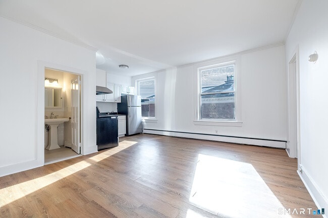 Building Photo - 406 Main St