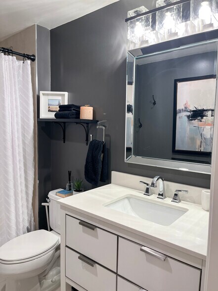 Building Photo - 5037 Rosewood Ave