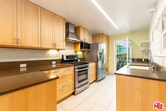 Building Photo - 721 Marine St