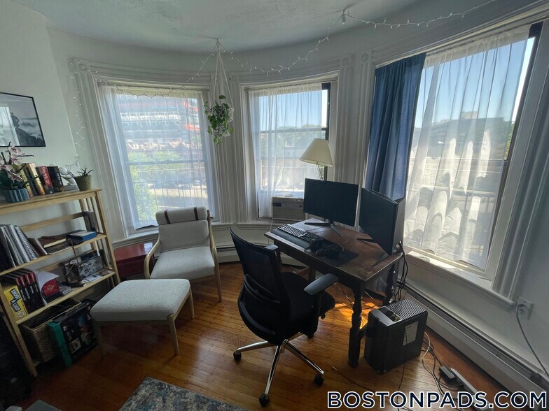 Building Photo - 922 Beacon St