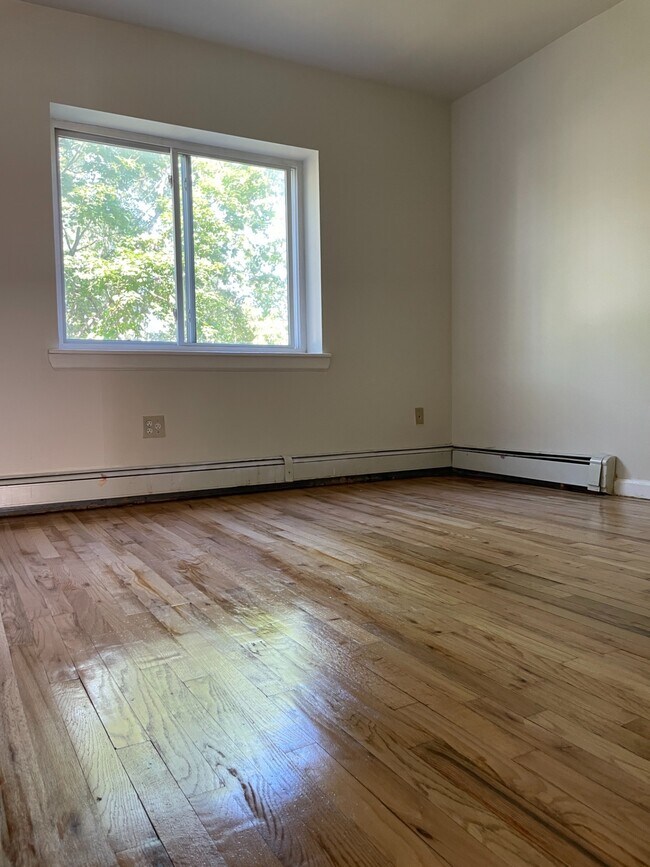 Building Photo - 4334 Baychester Ave