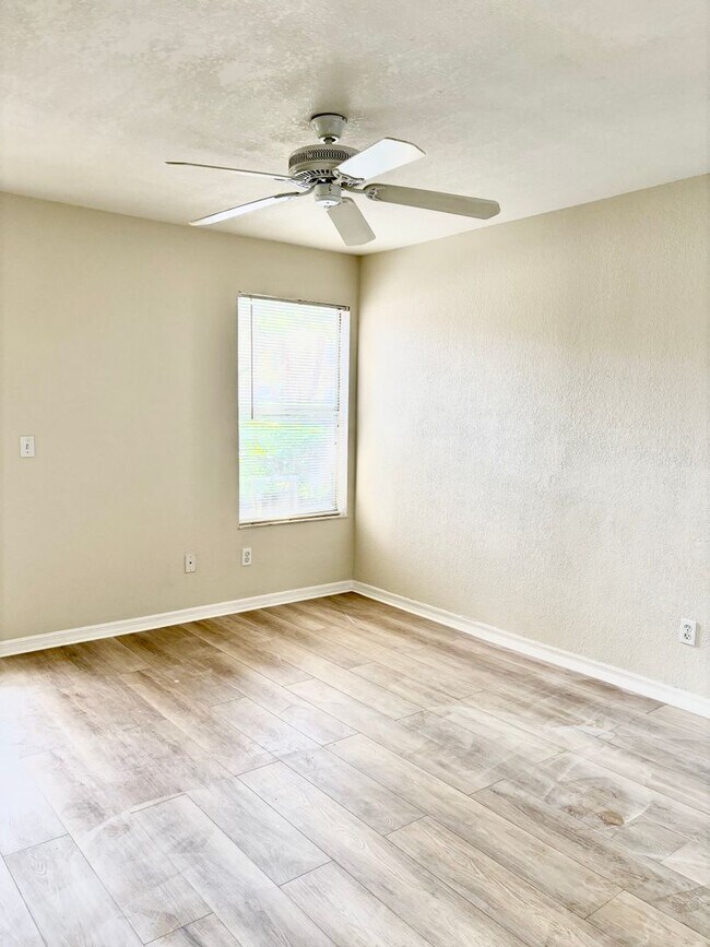 Building Photo - Modern comfort in Prime Orlando location –...
