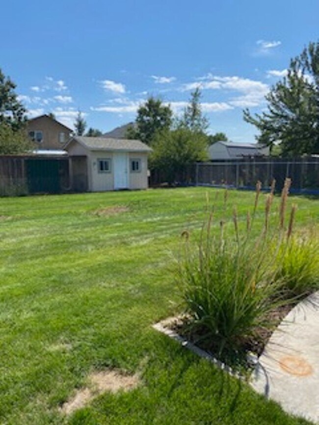 Building Photo - NW Redmond on a huge lot!