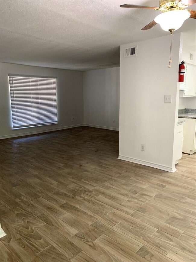Building Photo - 5625 Antoine Dr