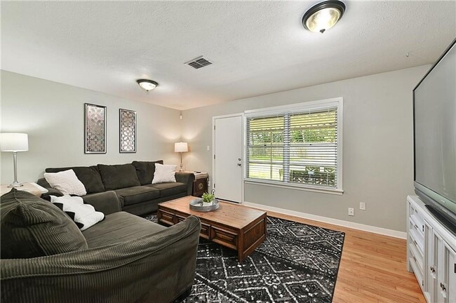 Building Photo - AUGUST PRE-LEASE!! 4 bed, 3 bath house on ...