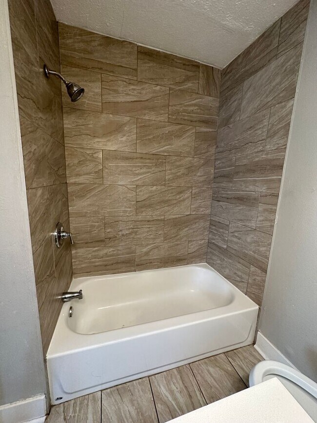 Building Photo - Multi Family Home 3 Bedroom and 1 Bath For Rent