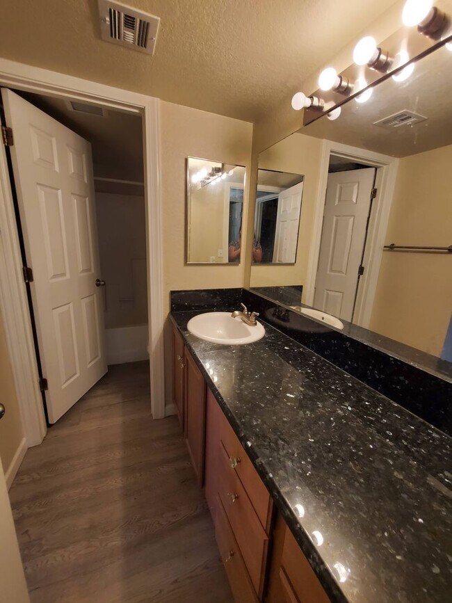 Building Photo - Melrose District 2 Bed Condo - Half Off First and Second Month