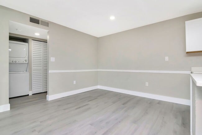 Building Photo - Ground Floor 1/1 with Den Newly Renovated