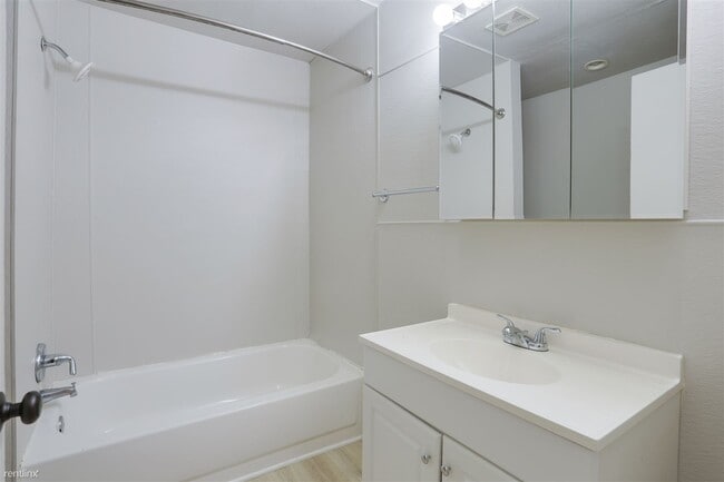 Building Photo - 2 br, 1 bath House - 221 Porter Drive