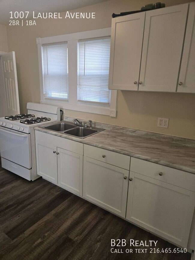 Building Photo - 1007 Laurel Ave