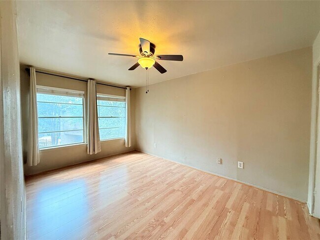 Building Photo - 2124 Burton Dr
