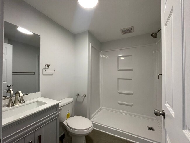 Building Photo - Nicely updated- Four Bedroom Home on the NE side of Grand Rapids!