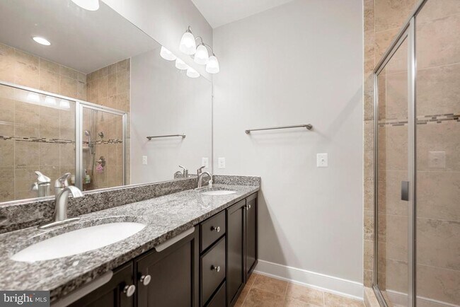 Building Photo - 710 E Howell Ave