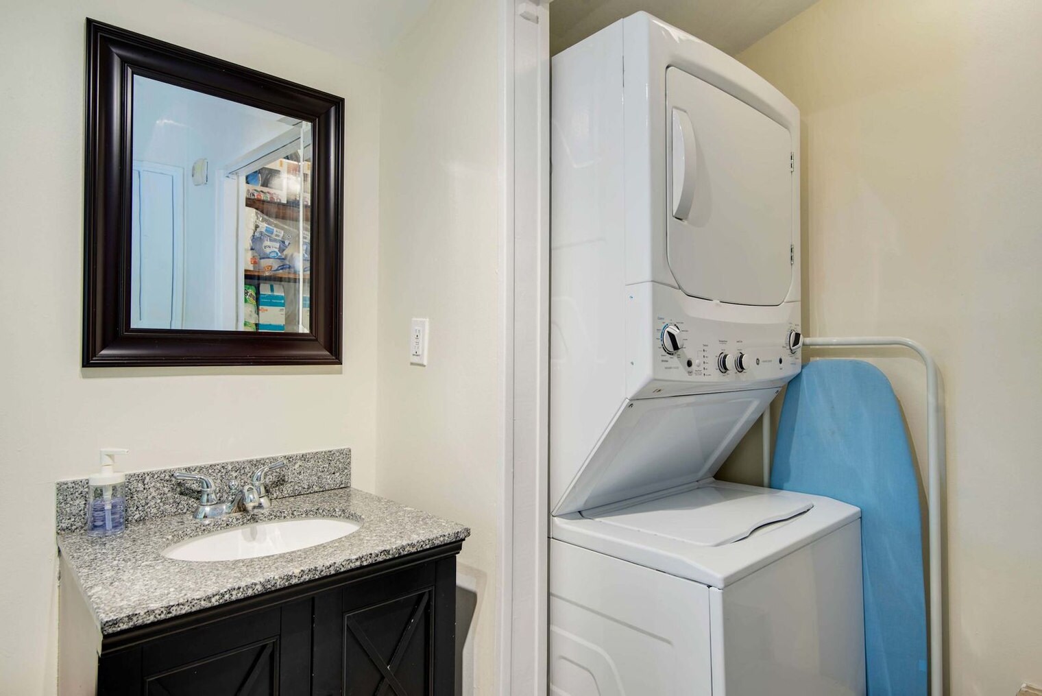 Building Photo - 108 E Flora St