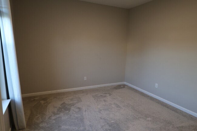 Building Photo - 2951 Daylily Dr