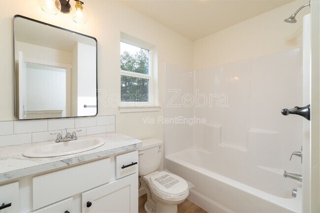 Building Photo - 374 SE Garner St