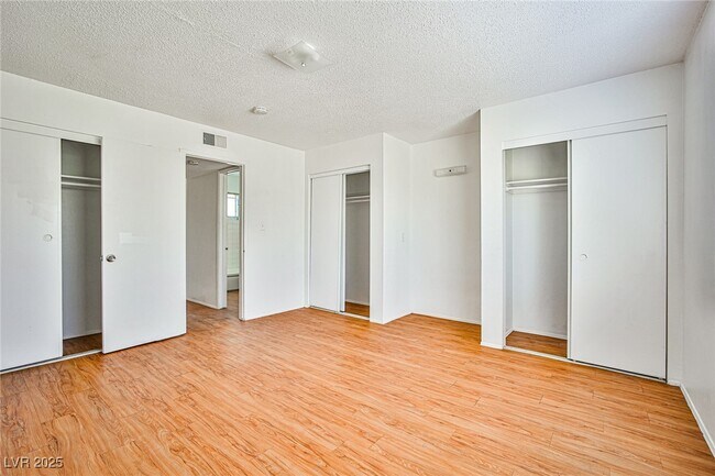 Building Photo - 5816 Bromley Ave