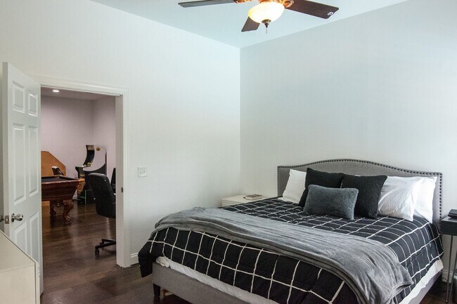 Building Photo - Luxury Living w/ Pool In Brentwood!