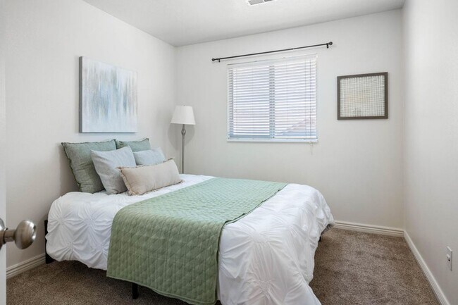 Building Photo - Beautiful 3 Bedroom Townhome In Hidden Valley Heights