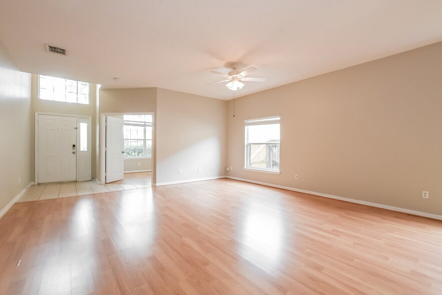 Building Photo - 10531 Leader Ln