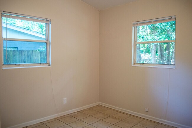 Building Photo - Cozy Home Off Lake Bradford!