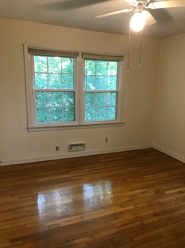 Building Photo - 1939 Lebanon Dr NE