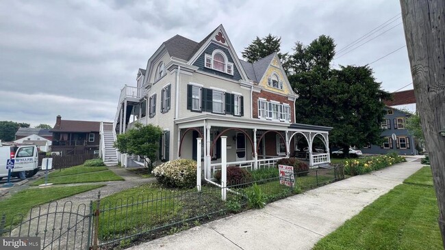 Building Photo - 405 Bridge St