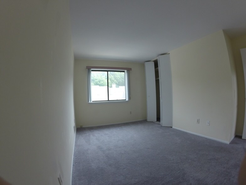 Building Photo - 23 Gloria Ct