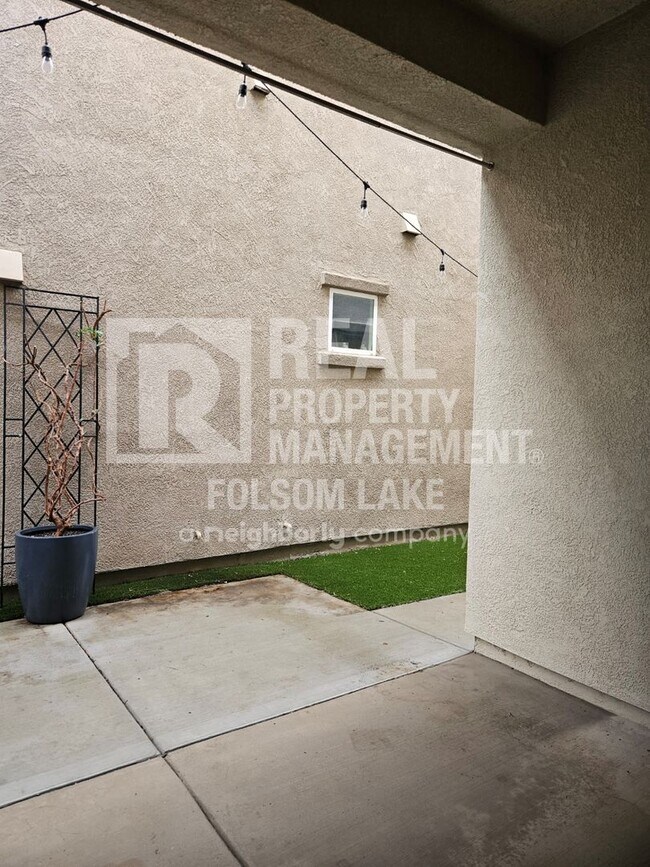 Building Photo - Spacious 3 bedroom 2.5 bath in the Westsho...