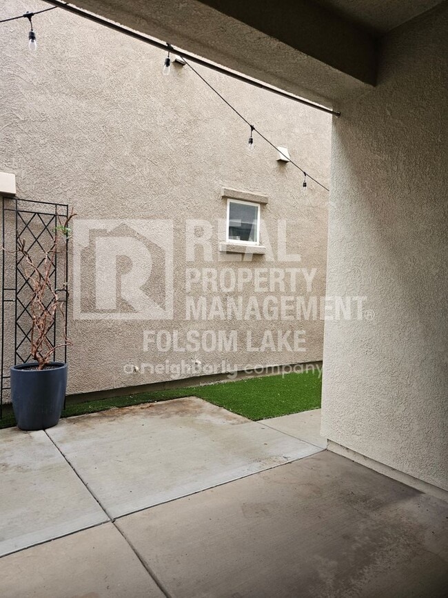 Building Photo - Spacious 3 bedroom 2.5 bath in the Westshore Lake Neighborhood