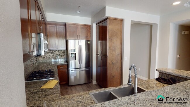 Building Photo - 2 + 2 Modern Condo in Prime Warner Center ...