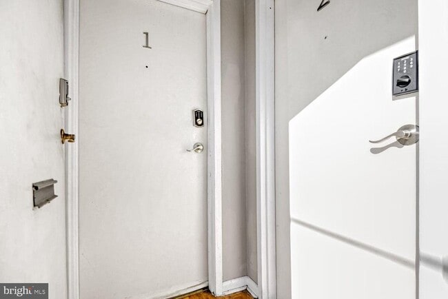 Building Photo - 400 N Rose St