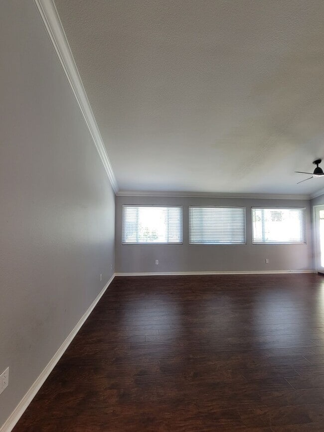 Building Photo - Beautiful 3 Bedroom, 2.5 Bathroom Home wit...