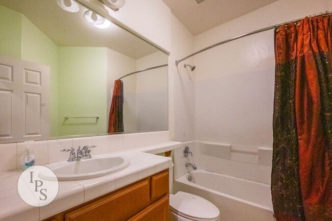 Building Photo - North East Fresno ‘Like New’ Home, 3BR/2BA, Built 2008 - Lots of Amenities!