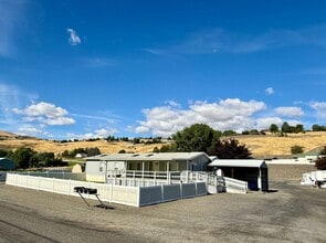 Building Photo - Updated 3 Bedroom / 2 Bath Mobile Home on ...