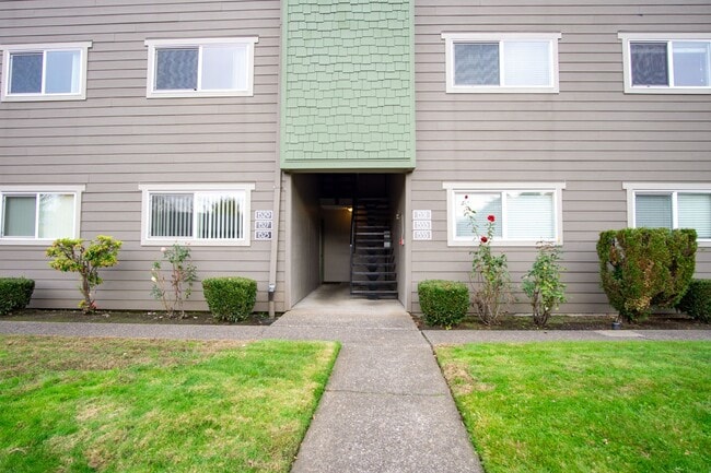 Building Photo - Garden Level 2 Bedroom in Trendy Buckman Neighborhood!