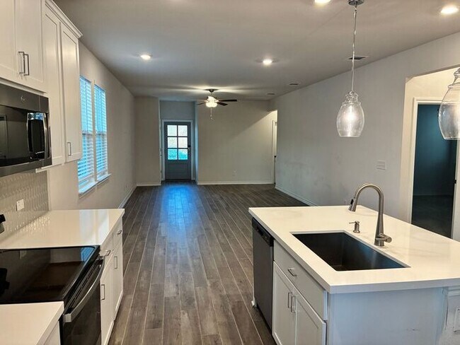 Building Photo - 3BR/2BA w/ Fenced Yard + Assigned Parking in Liberty Hill, TX