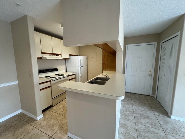 Building Photo - 7667 N Wickham Rd