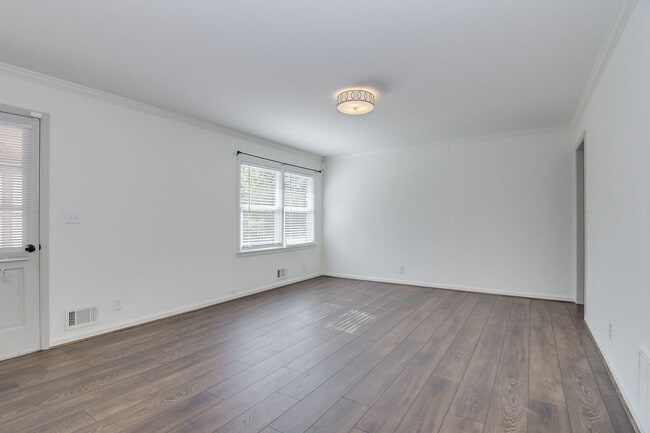 Building Photo - Southern Charm Brick Ranch Home