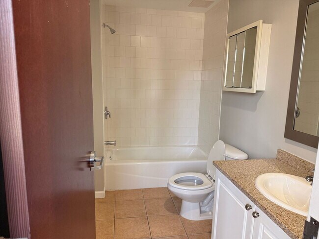 Building Photo - 210 Farmington Ave