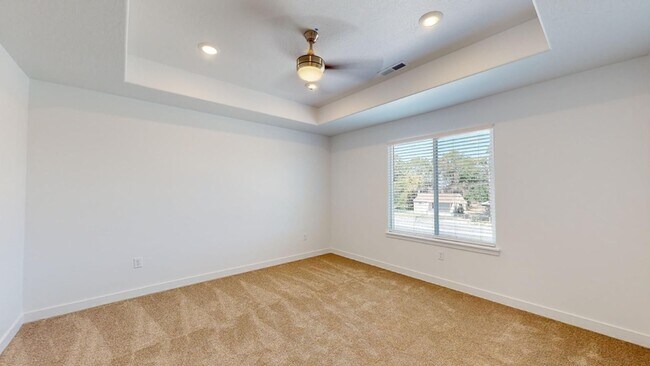 Building Photo - BEAUTIFUL 4-BEDROOM TOWNHOME FOR RENT