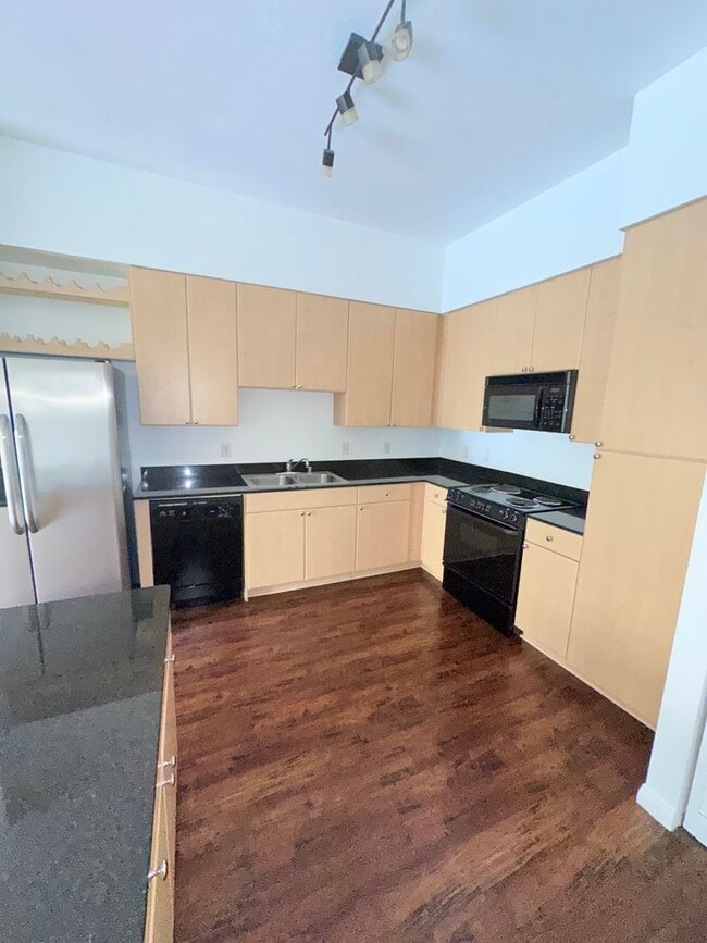 Building Photo - Modern Downtown Long Beach Condo with Ocea...