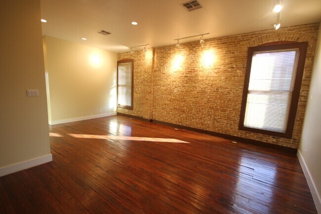 Building Photo - 319 S Flores St