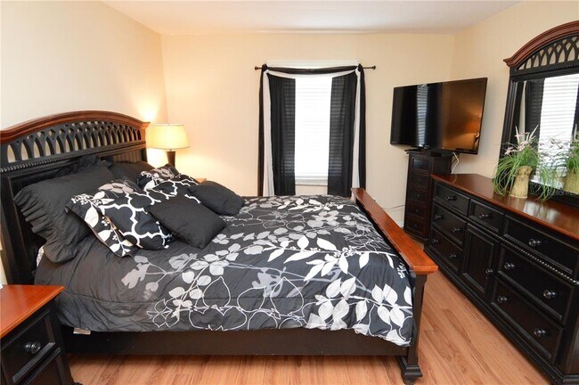 Building Photo - 5245 Coquina Key Dr SE