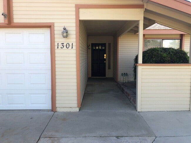 Primary Photo - 4 Bedroom 2 Bath House for Rent