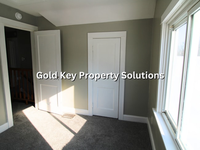 Building Photo - Spacious 3 BR 1 BA House with Dining Room and Basement (NO SECTION 8)