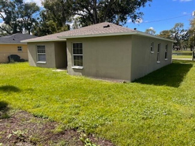 Building Photo - Three Bedroom Two bath